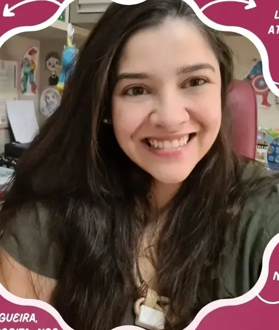Dra. Camila Bolivar sorrindo, numa selfie no consultório, com desenhos de crianças na parede ao fundo